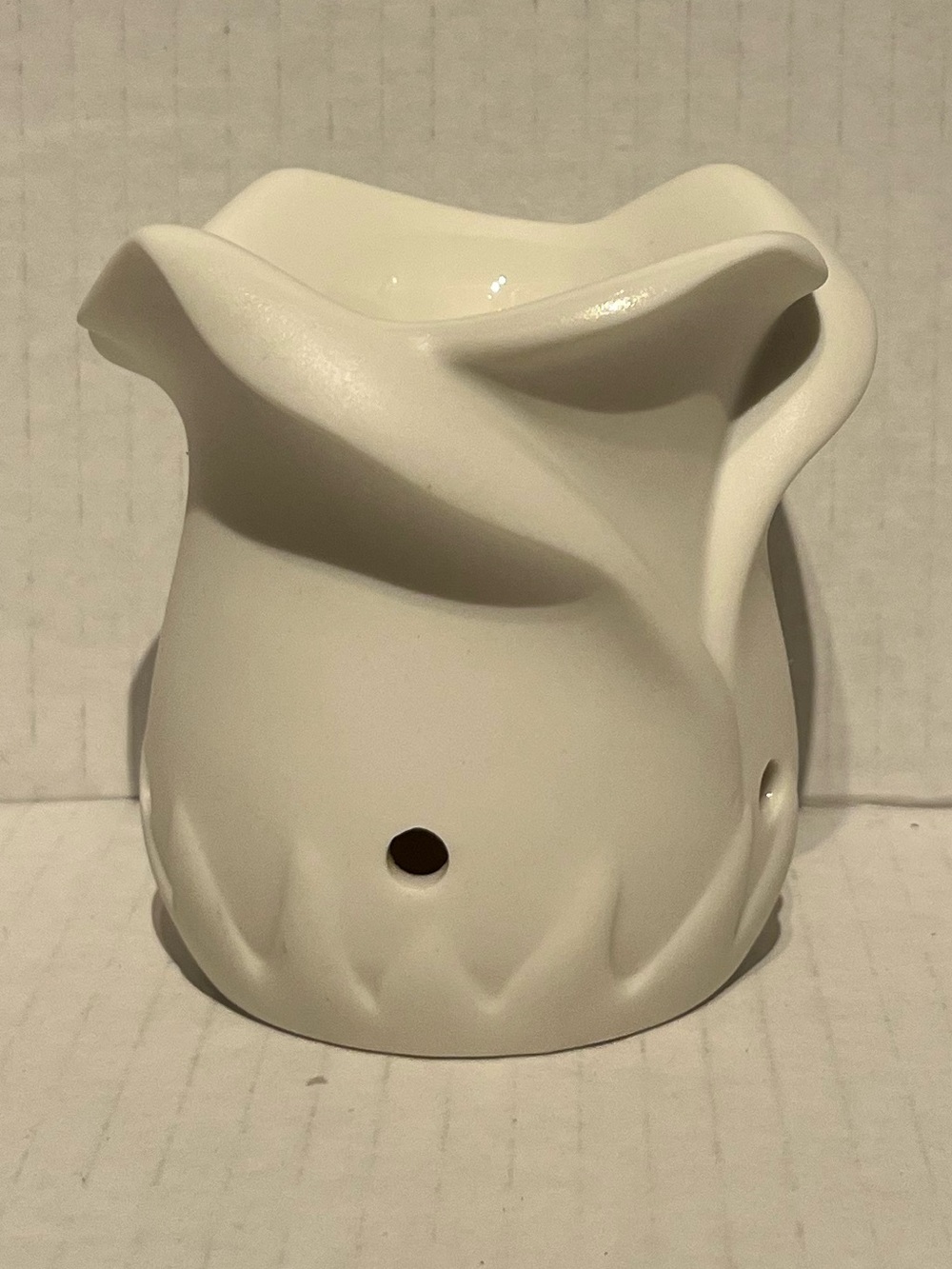 Brand New in Box - Scentsy’s Mini Size Tea Rose Scent Warmer - Picture 3 of 6